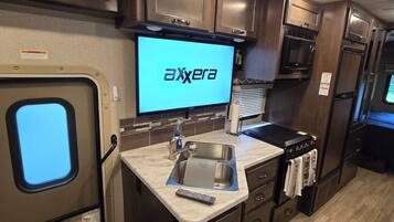 Refrigerador, microondas, horno y parrilla de estufa