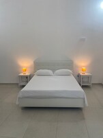 Ropa de cama de alta calidad, colchones con pillow-top y minibar 