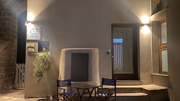 Fassade der Unterkunft – Abend/Nacht