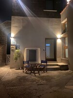 Fachada de la propiedad por la tarde o noche