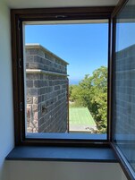 舒适三人房, 多张床, 私人浴室, 山景 | 沙滩/海景