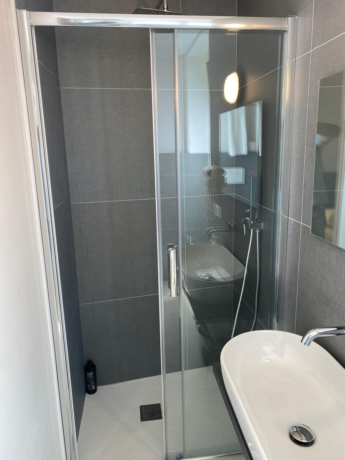 Kahden hengen comfort-huone, tupakointi kielletty, vuoristonäköala | Kylpyhuone | Suihku, ympäristöystävälliset hygieniatuotteet, hiustenkuivaaja