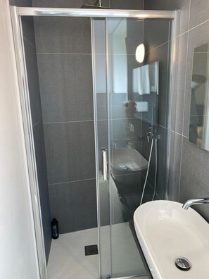Kahden hengen comfort-huone, tupakointi kielletty, vuoristonäköala | Kylpyhuone | Suihku, ympäristöystävälliset hygieniatuotteet, hiustenkuivaaja