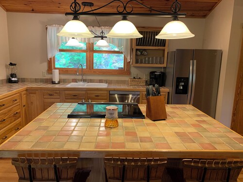 Cozy mountain cabin retreat in the beautiful Nantahala mountains! 