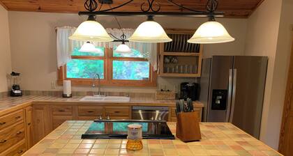 Cozy mountain cabin retreat in the beautiful Nantahala mountains!