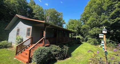 Cozy mountain cabin retreat in the beautiful Nantahala mountains!