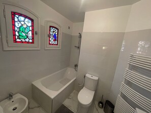Shower, bidet, towels, toilet paper - Maison Proche des Plages (Théoule-sur-Mer)