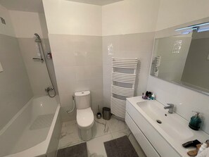 Shower, bidet, towels, toilet paper - Maison Proche des Plages (Théoule-sur-Mer)