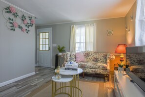 Smart TV - Cozy Costal Retreat in the heart of Groton's charming beach community, (Groton)