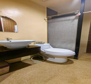 标准双人房 | 浴室 | 淋浴设施、毛巾