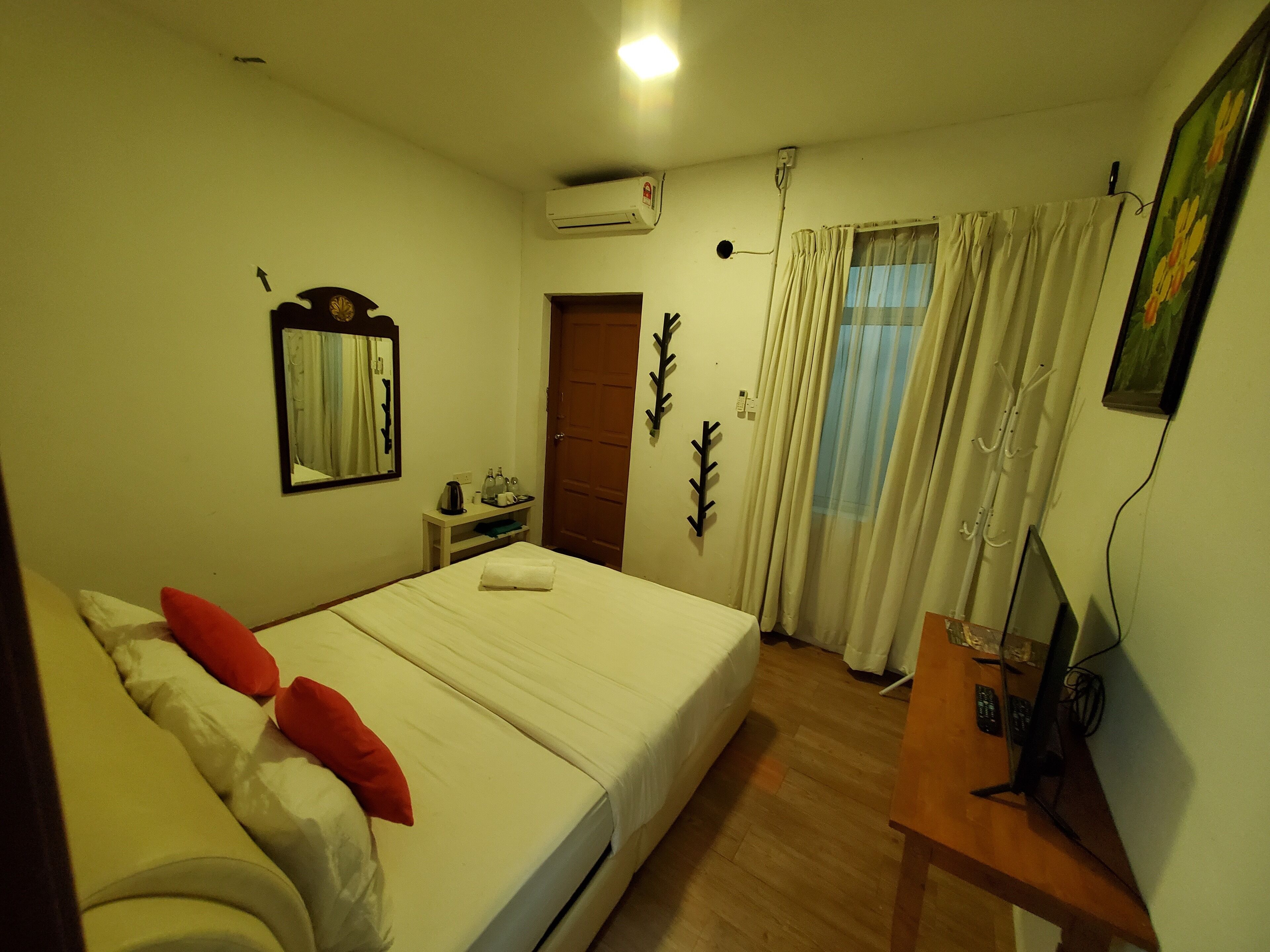 Standard Single Room, 1 Bedroom | Blackout drapes, iron/ironing board, bed sheets