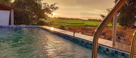 Una piscina al aire libre