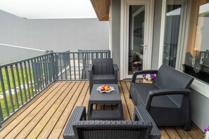 Terrace/patio - Incense - Newly built house with beautiful backyard, pool and mountain/ocean view (Água de Alto)