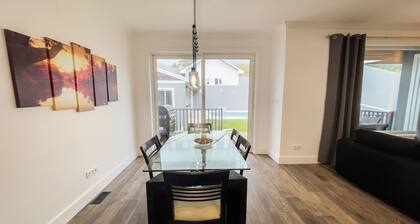 Incense - Newly built house with beautiful backyard, pool and mountain/ocean view