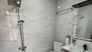 A bathroom with a shower, toilet, and sink. - AİSİ HOTEL (Kutaisi)