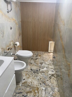 Hiustenkuivaaja, bidee, pyyhkeet, saippua