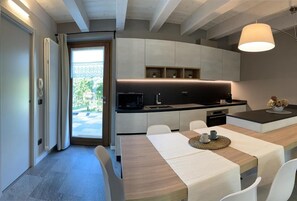 Apartamento superior, vistas al jardín | Cocina privada | Frigorífico, microondas, horno y placa de cocina