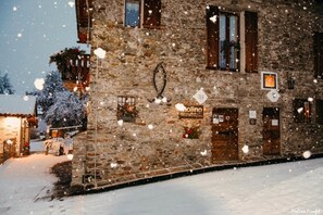 A stone building with a sign reading "Molinino". - La Volta - Molino Maufet (Colico)