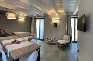 Lägenhet Superior - utsikt mot trädgården | Vardagsrum | 37-tums platt-tv med satellitkanaler, tv och streamingtjänster