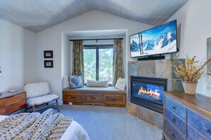 Smart TV, fireplace