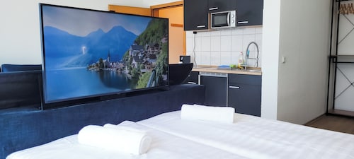 Terrasse - Parkplatz - TV im Boxspringbett - Küche