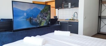 Terrasse - Parkplatz - TV im Boxspringbett - Küche