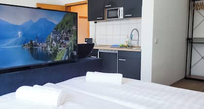 Terrasse - Parkplatz - TV im Boxspringbett - KĂŒche