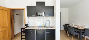 Fridge, microwave, stovetop, coffee/tea maker - Terrasse - Parkplatz - TV im Boxspringbett - Küche (Jena)