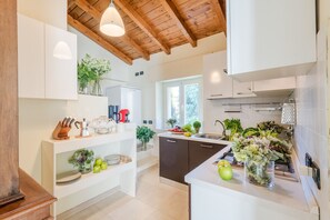 Kjøleskap, mikrobølgeovn, ovn og oppvaskmaskin