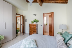 2 bedrooms, iron/ironing board, bed sheets