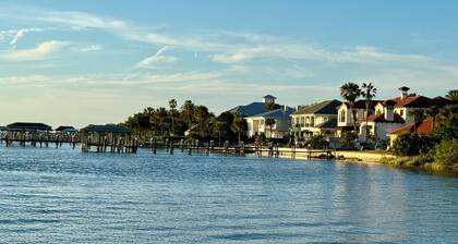 Funky, Fabulous, & Hip MCM Vibe Beach House~Walk to Beach~1 King Bed~2 Queen Bed