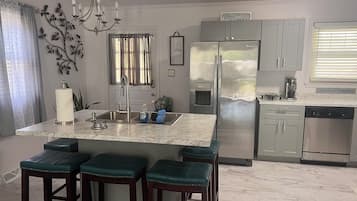 Geladeira, micro-ondas, fogão, cooktop