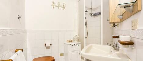 Dusche, Haartrockner, Bidet, Handtücher