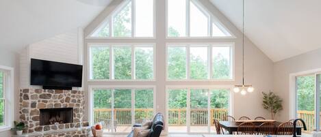 Televisor, llar de foc i taula de tennis de taula