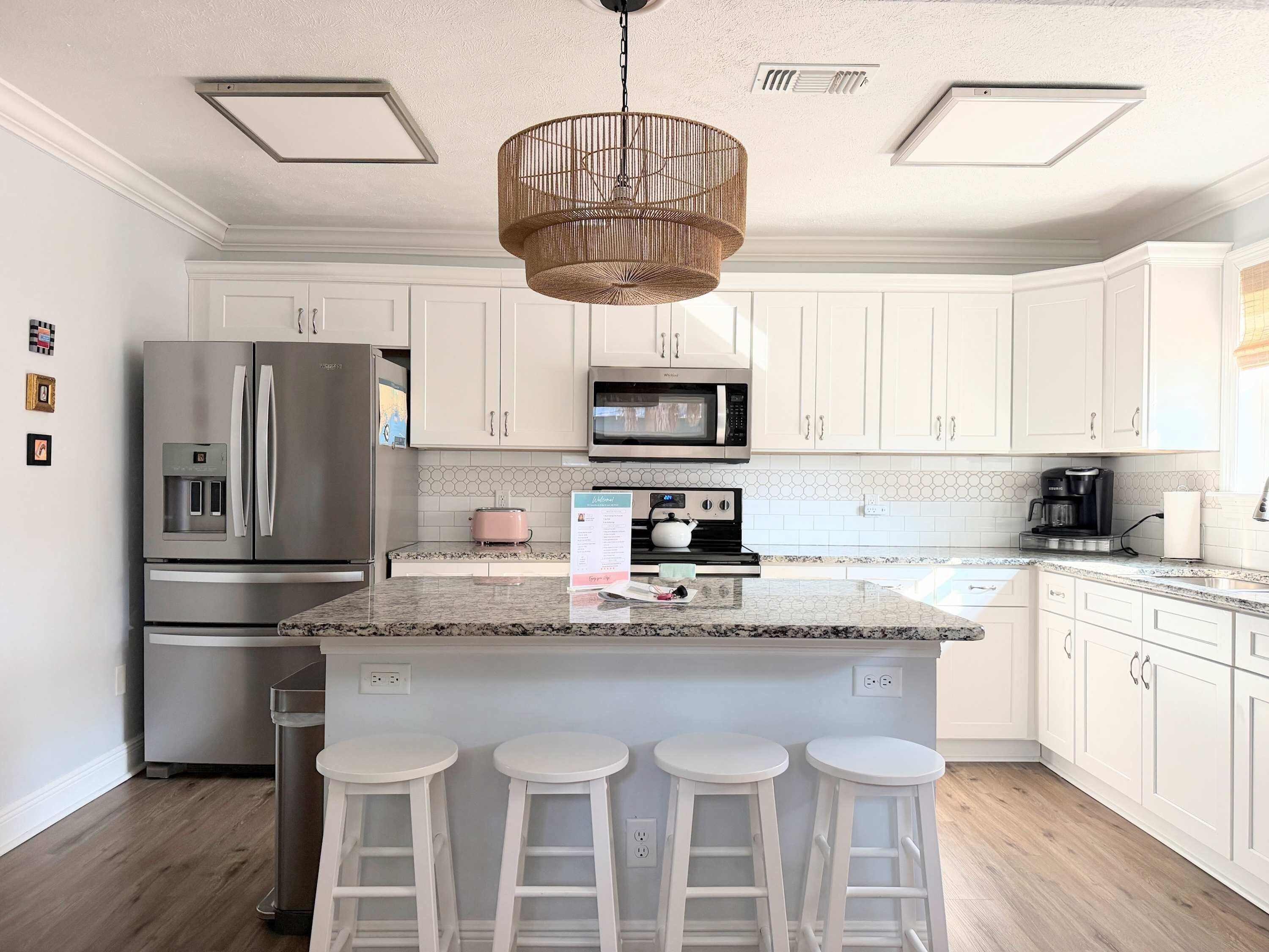 冷蔵庫、電子レンジ、オーブン、コンロ