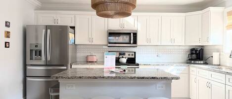 冷蔵庫、電子レンジ、オーブン、コンロ