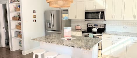 Refrigerador, microondas, horno, placa de cocina