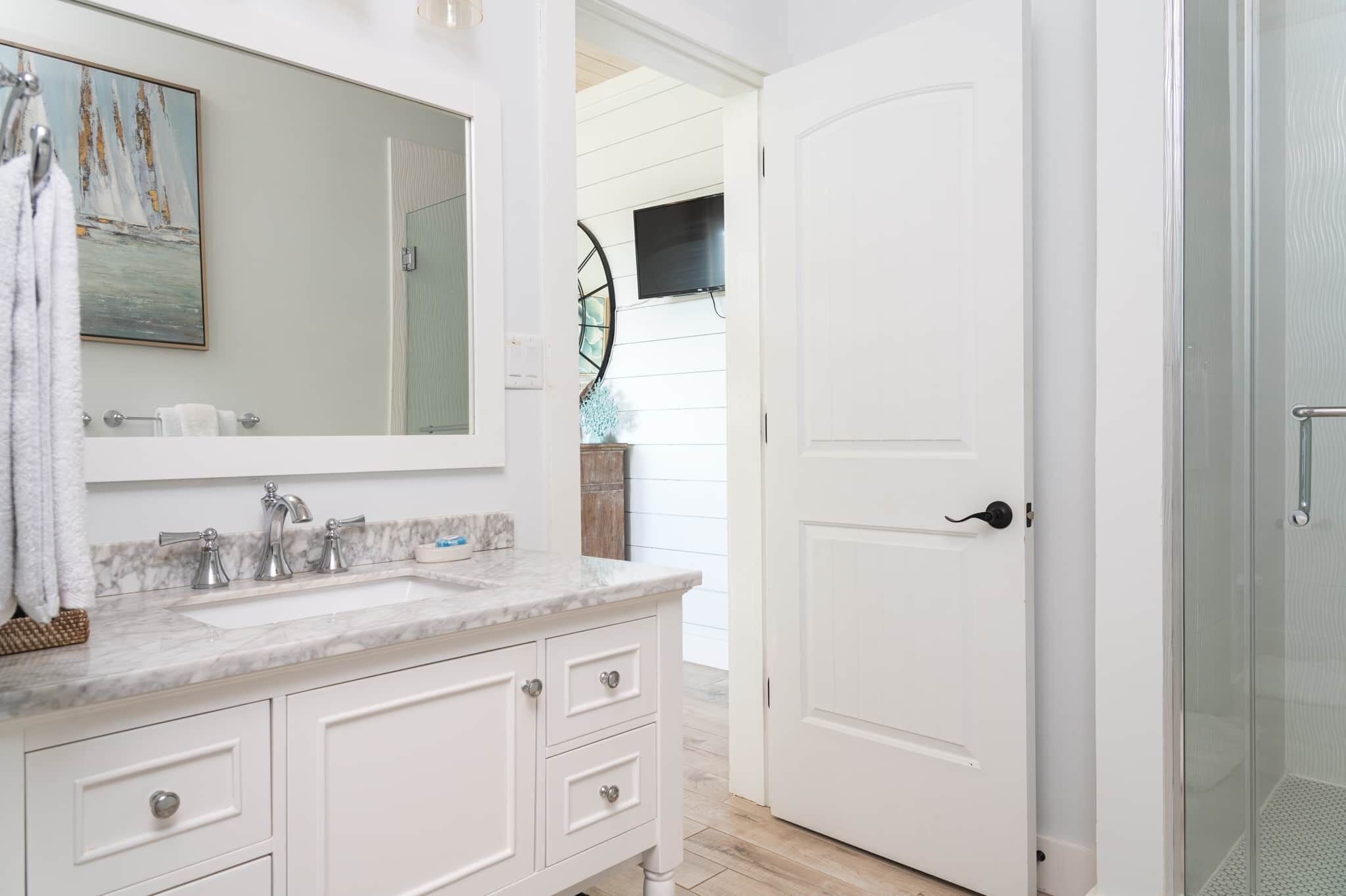 Douche, sèche-cheveux, serviettes fournies, savon