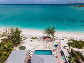 Sur la plage, chaise longue, serviettes de plage