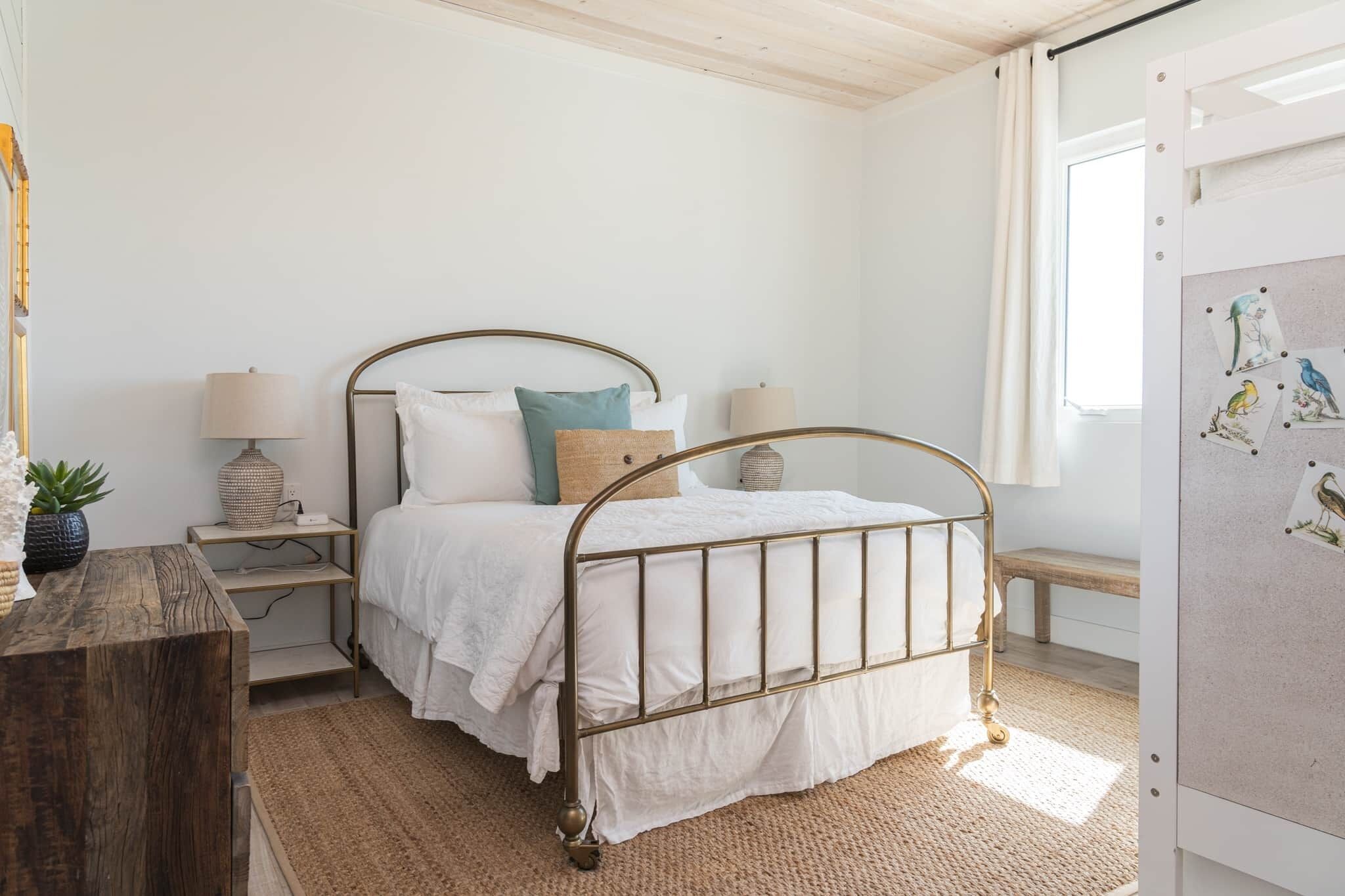 5 chambres, coffres-forts dans les chambres, bureau