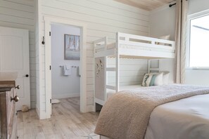 5 bedrooms, iron/ironing board, free WiFi, bed sheets