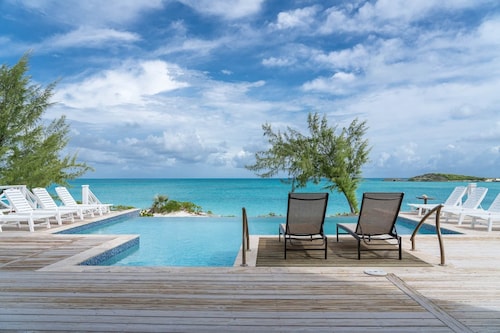 Suma Sands Villa, Beachfront Villa with Pool & Sandy Beach All Year Round