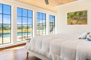 7 bedrooms, in-room safe, desk, iron/ironing board - Marina Beach Villa, private 70’ dock, restaurants & golf within walking distance (Rokers Point Settlement)