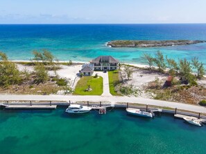 Rannalla, aurinkotuoleja, rantapyyhkeitä