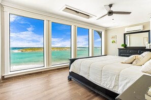 7 makuuhuonetta, tallelokero huoneessa, työpöytä, silitysrauta/-lauta