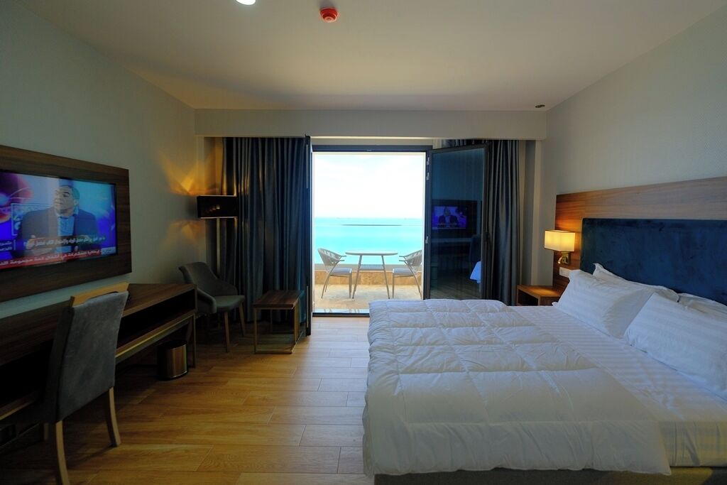 Escritorio, espacio para trabajar con laptop y insonorización 