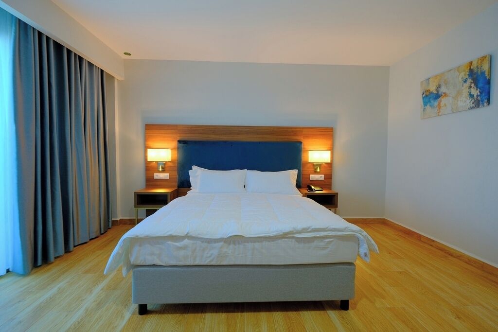 Bàn, khu vực làm việc phù hợp cho laptop, phòng cách âm 