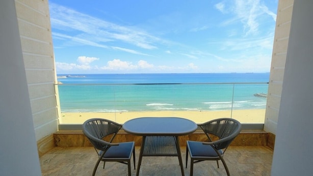A balcony with a view of the beach and ocean. - Hotel El Bey Jijel  (Jijel)