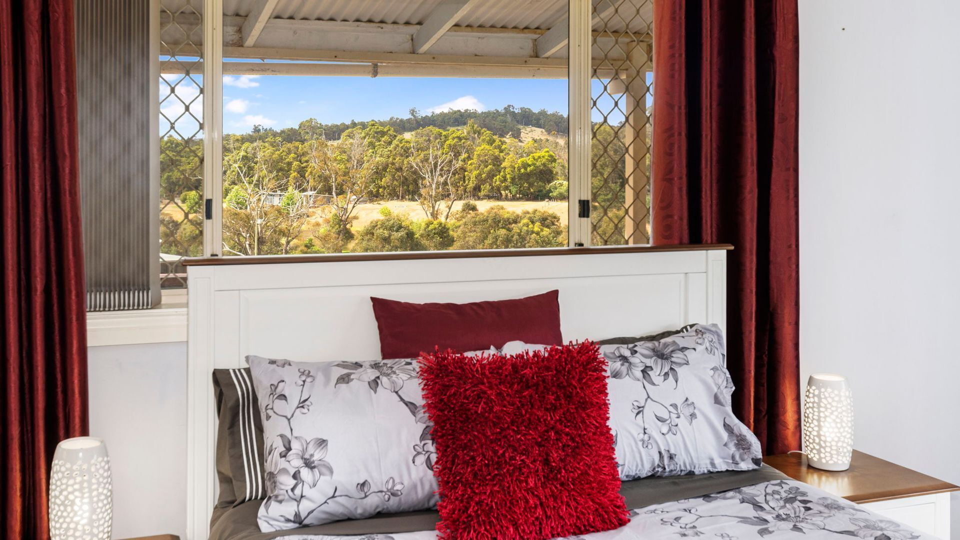 4 室のベッドルーム、WiFi (無料)、ベッドシーツ