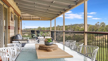 屋外ダイニングエリア. ### Experience Tranquility at Nannup Ponds Top Floor Home: A Serene Retreat in Nature